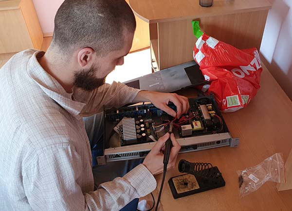 changing the fan on the amplifier